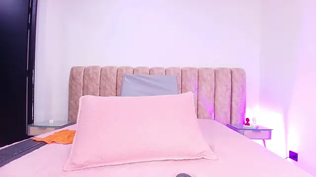 Snapshot of Auroraa_miller chatting on November 19, 11:54 am Auroraa miller online show from November 19, 11:54 am