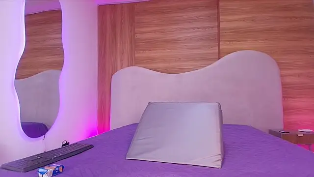 Auroraa miller online show from March 18, 3:09 am