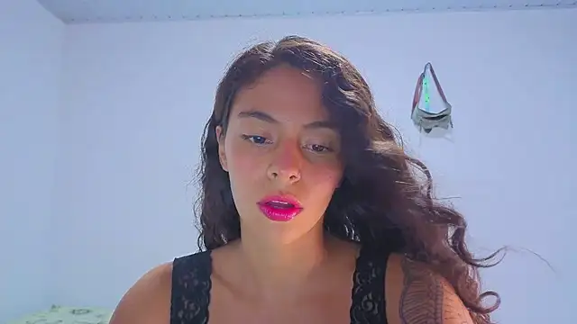 Snapshot of lana_roman chatting on June 25, 2:33 am lana roman online show from June 25, 2:33 am