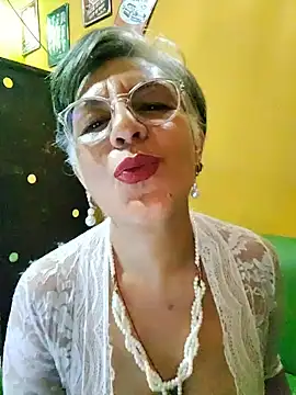Snapshot of ilonna2025 chatting on May 17, 10:28 pm ilonna2025 online show from May 17, 10:28 pm