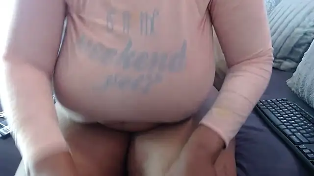 Snapshot of BUBBLYBUNNYxx chatting on December 5, 7:28 am BUBBLYBUNNYxx online show from December 5, 7:28 am