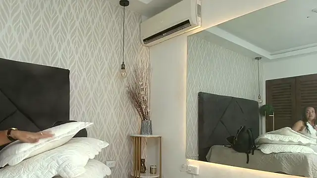 lorena medina online show from February 8, 10:40 pm