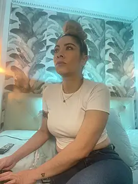 viktoria davis  online show from April 9, 10:15 pm