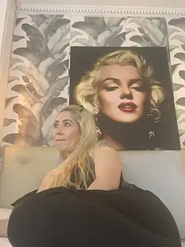 Snapshot of viktoria_davis_ chatting on June 27, 12:04 am viktoria davis online show from June 27, 12:04 am