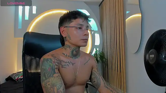 Snapshot of tattokoi chatting on January 19, 1:43 am tattokoi online show from January 19, 1:43 am