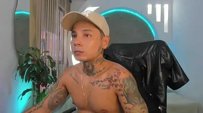 Snapshot of tattokoi chatting on February 22, 10:42 pm tattokoi online show from February 22, 10:42 pm