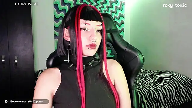 Snapshot of roxy_toxic chatting on March 6, 3:46 am roxy toxic online show from March 6, 3:46 am