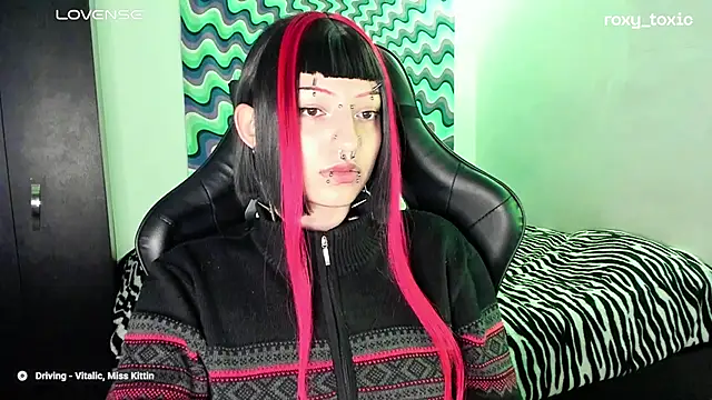 Snapshot of roxy_toxic chatting on March 7, 1:42 am roxy toxic online show from March 7, 1:42 am