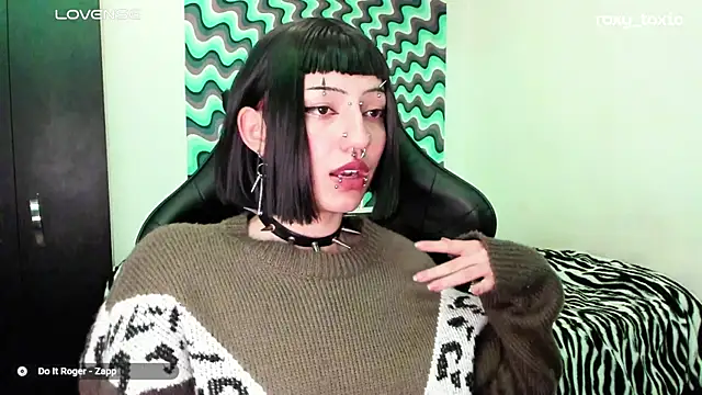 Snapshot of roxy_toxic chatting on March 18, 3:20 am roxy toxic online show from March 18, 3:20 am