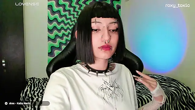 Snapshot of roxy_toxic chatting on March 19, 1:54 am roxy toxic online show from March 19, 1:54 am