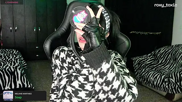 Snapshot of roxy_toxic chatting on September 20, 2:56 am roxy toxic online show from September 20, 2:56 am