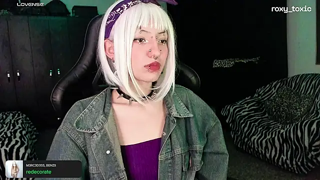 Snapshot of roxy_toxic chatting on October 8, 1:36 am roxy toxic online show from October 8, 1:36 am