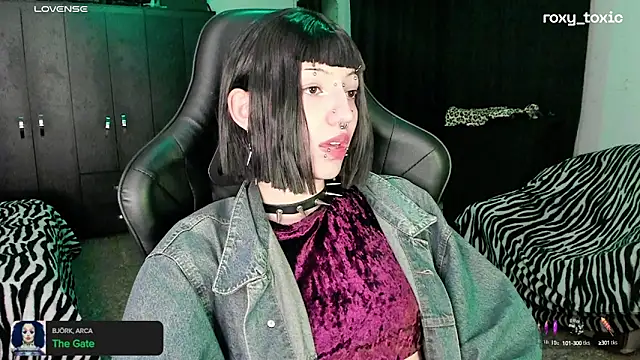 Snapshot of roxy_toxic chatting on October 9, 1:25 am roxy toxic online show from October 9, 1:25 am