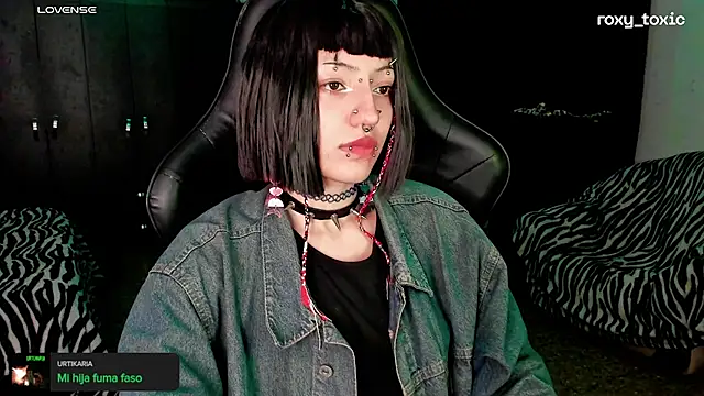 Snapshot of roxy_toxic chatting on October 17, 2:15 am roxy toxic online show from October 17, 2:15 am