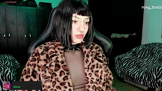 Snapshot of roxy_toxic chatting on October 21, 1:28 am roxy toxic online show from October 21, 1:28 am