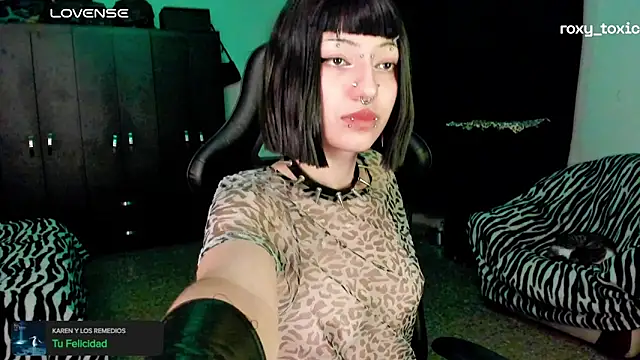 Snapshot of roxy_toxic chatting on November 5, 1:27 am roxy toxic online show from November 5, 1:27 am