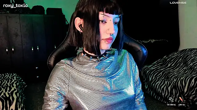 Snapshot of roxy_toxic chatting on November 11, 1:27 am roxy toxic online show from November 11, 1:27 am