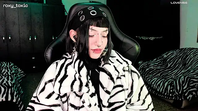 Snapshot of roxy_toxic chatting on November 13, 12:42 am roxy toxic online show from November 13, 12:42 am