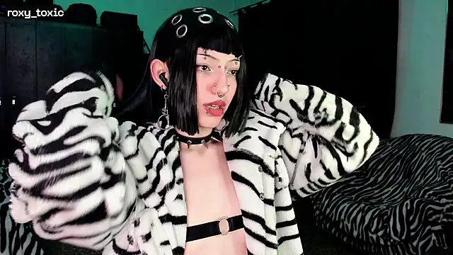 Snapshot of roxy_toxic chatting on November 15, 2:20 am roxy toxic online show from November 15, 2:20 am