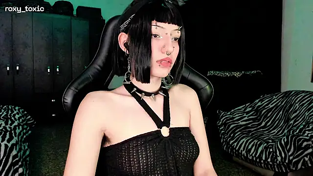 Snapshot of roxy_toxic chatting on November 18, 12:38 am roxy toxic online show from November 18, 12:38 am
