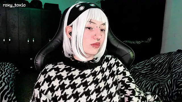 Snapshot of roxy_toxic chatting on November 19, 2:00 am roxy toxic online show from November 19, 2:00 am