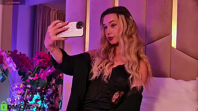 Snapshot of MaeveDream chatting on October 22, 6:29 pm MaeveDream online show from October 22, 6:29 pm