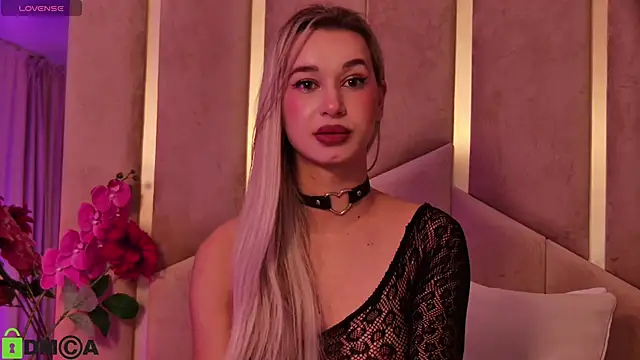 Snapshot of MaeveDream chatting on November 6, 7:26 pm MaeveDream online show from November 6, 7:26 pm