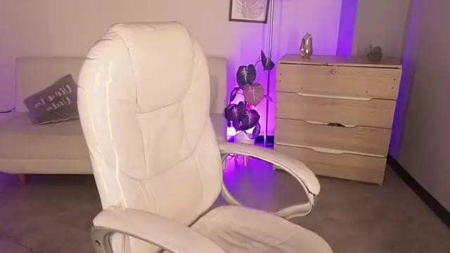 Nicole Foxx  online show from December 5, 8:27 pm