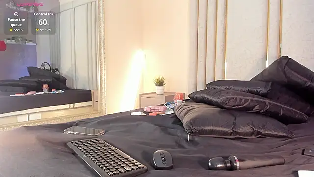 Liincostelloo online show from February 1, 8:40 pm