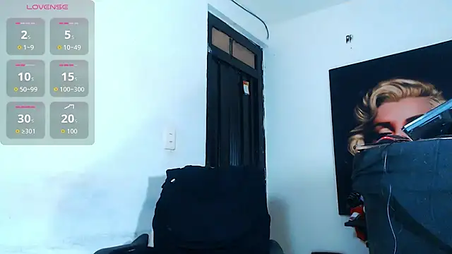 Snapshot of licy_blonde_hot chatting on November 8, 4:07 pm licy blonde hot online show from November 8, 4:07 pm