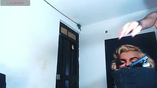 Snapshot of licy_blonde_hot chatting on November 20, 1:28 am licy blonde hot online show from November 20, 1:28 am