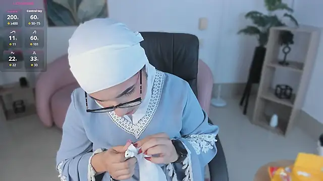 Snapshot of Ayha_khalaf chatting on November 6, 1:17 am Ayha khalaf online show from November 6, 1:17 am