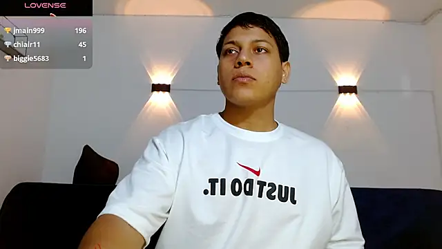 Tylerdrdn online show from November 28, 9:39 pm