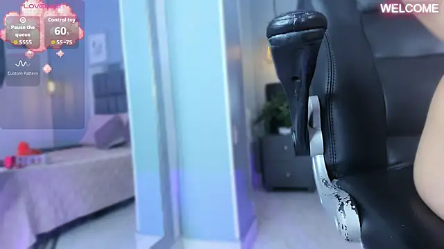 Raven jade  online show from November 11, 7:25 pm