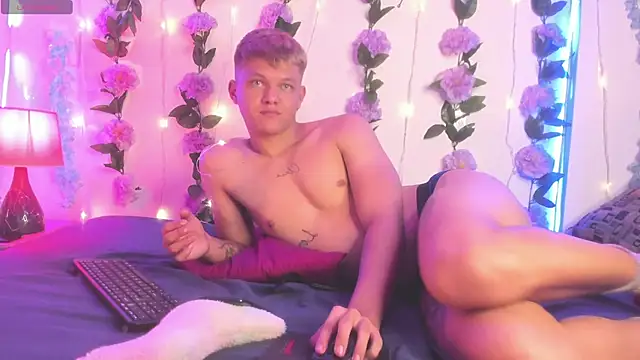 izan 20 online show from April 17, 11:30 pm