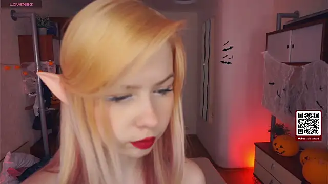 LynetHakes online show from October 29, 4:26 am