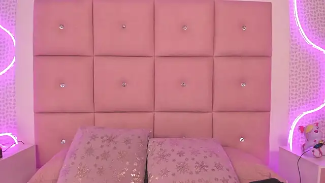 Snapshot of CAYLINCOLLINS chatting on February 7, 3:54 am CAYLINCOLLINS online show from February 7, 3:54 am