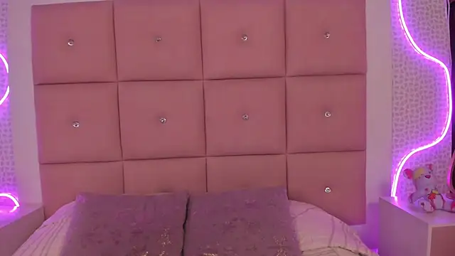 Snapshot of CAYLINCOLLINS chatting on February 10, 3:54 am CAYLINCOLLINS online show from February 10, 3:54 am