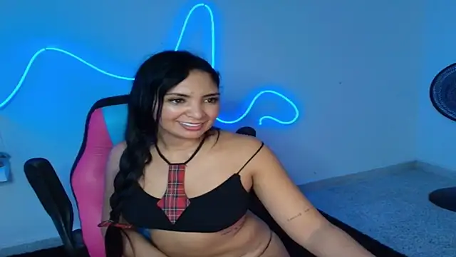 Snapshot of gisell363472 chatting on November 18, 12:27 am gisell363472 online show from November 18, 12:27 am