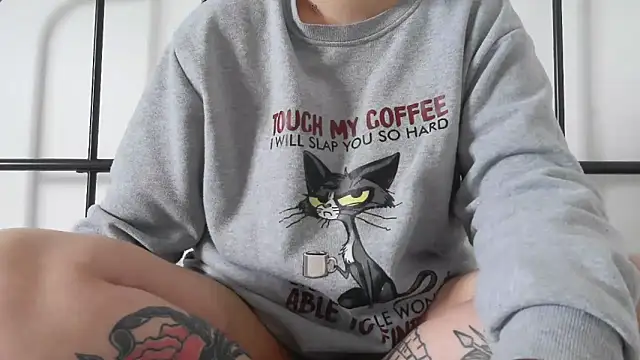 bunnyfox420 online show from April 14, 4:02 pm