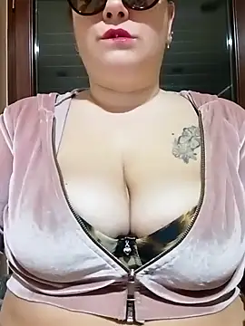 Snapshot of topina8 chatting on November 11, 8:31 pm topina8 online show from November 11, 8:31 pm