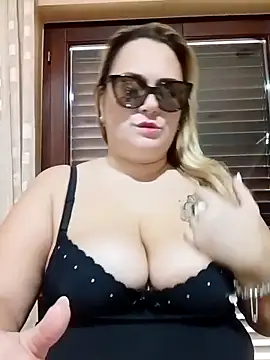 Snapshot of topina8 chatting on November 15, 3:19 pm topina8 online show from November 15, 3:19 pm