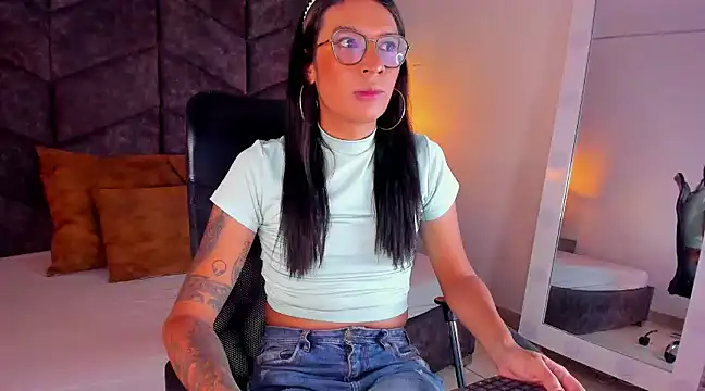 LauraaGomezz   online show from January 28, 7:21 pm