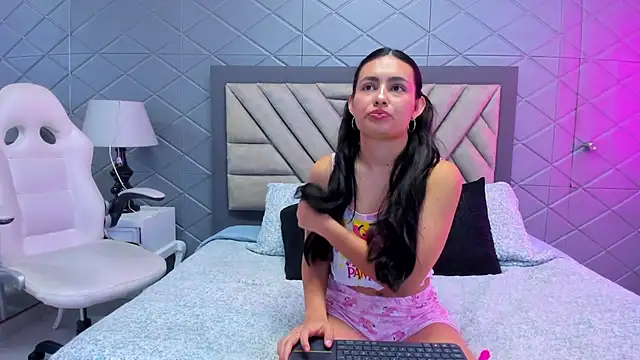 VioletRousse  online show from February 6, 12:37 pm