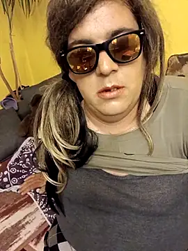 Snapshot of Adrianka chatting on May 6, 9:53 pm Adrianka online show from May 6, 9:53 pm