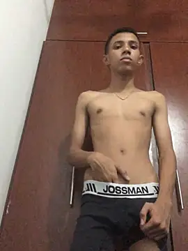 Alvarozzxv online show from February 2, 5:53 am