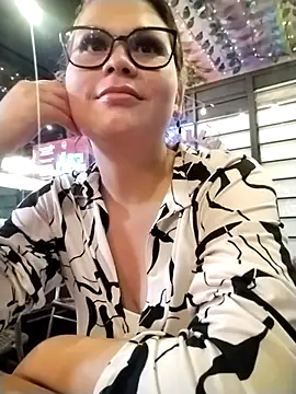 Snapshot of Vale_Saenzz chatting on March 1, 2:26 am Vale Saenzz online show from March 1, 2:26 am