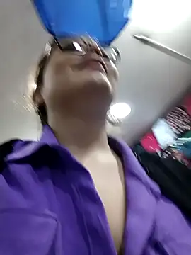 Snapshot of Vale_Saenzz chatting on March 9, 12:31 am Vale Saenzz online show from March 9, 12:31 am