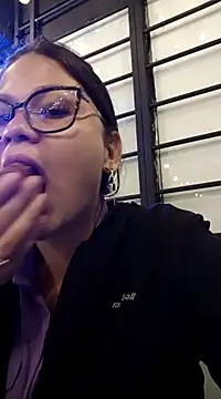 Snapshot of Vale_Saenzz chatting on March 9, 3:32 am Vale Saenzz online show from March 9, 3:32 am