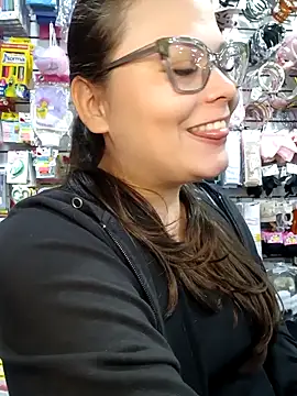 Snapshot of Vale_Saenzz chatting on November 10, 8:52 pm Vale Saenzz online show from November 10, 8:52 pm